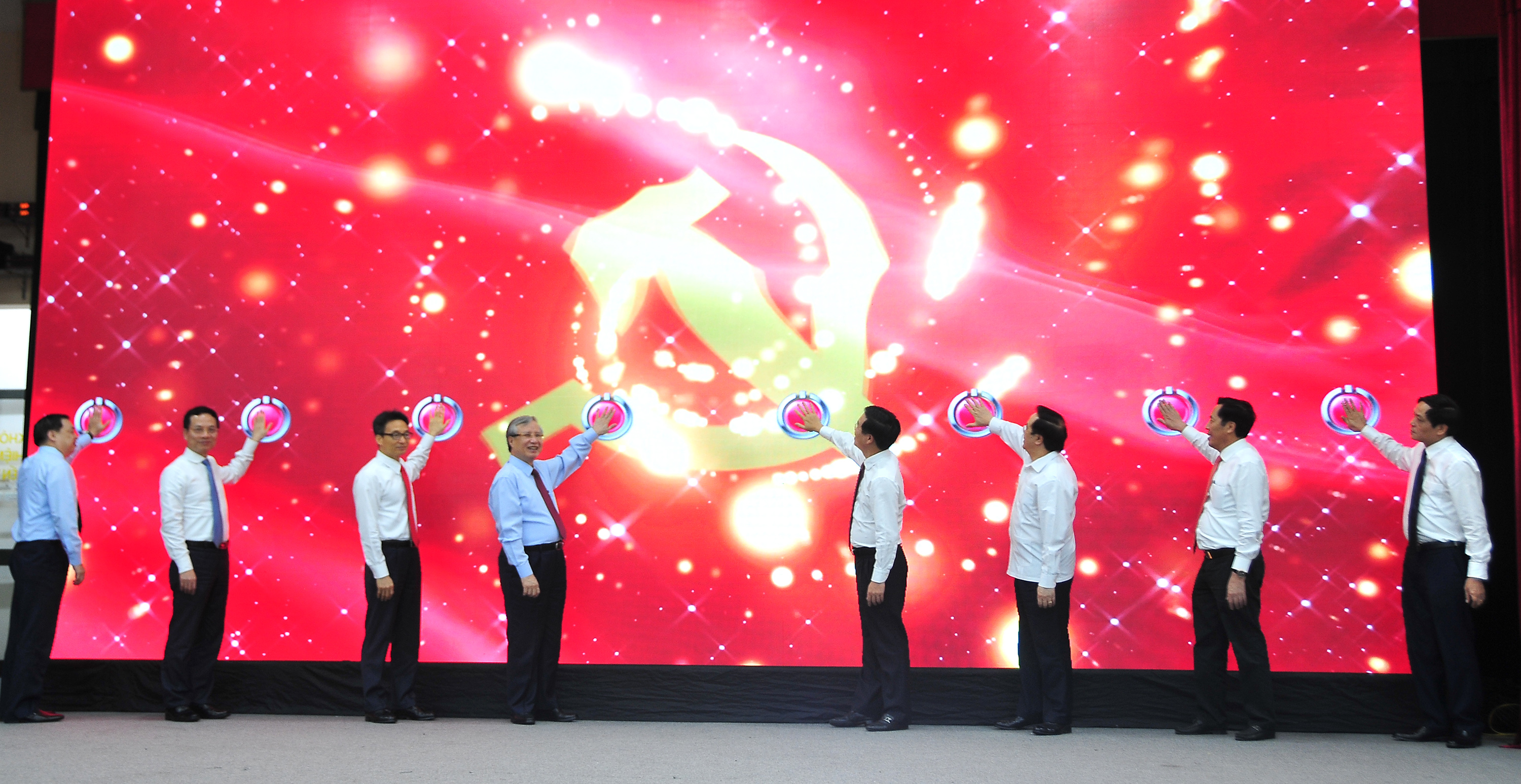 Các đồng chí lãnh đạo Đảng, Nhà nước bấm nút khai trương Trang tin điện tử Đảng Cộng sản Việt Nam - Đại hội XIII.