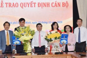 Trao quyết định 2 Phó Chủ tịch UBND TP Hồ Chí Minh