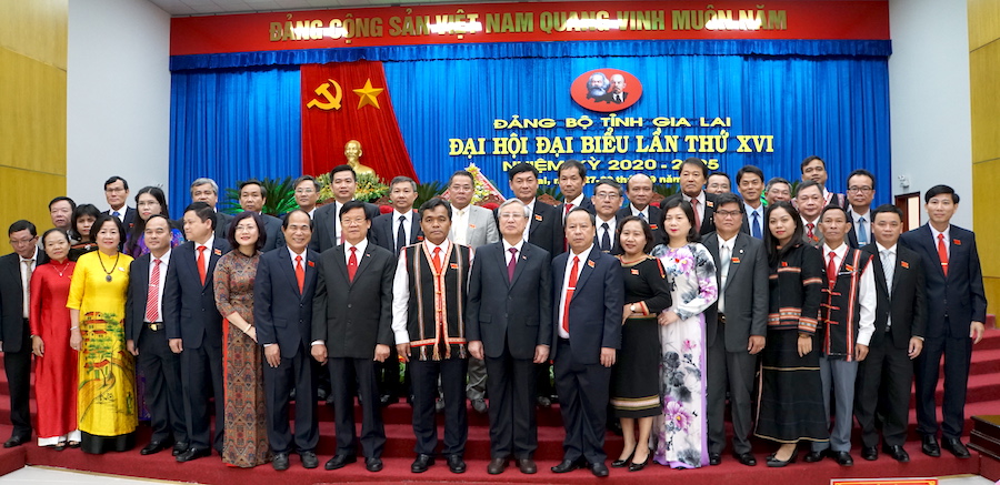 Đồng chí Trần Quốc Vượng chụp ảnh lưu niệm với các đại biểu dự Đại hội