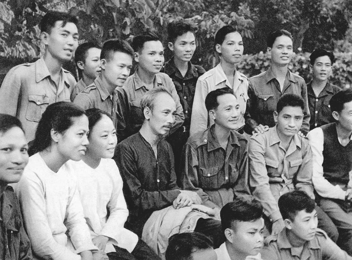 Chủ tịch Hồ Chí Minh với Đoàn đại biểu Nam Bộ từ chiến trường miền Nam ra chiến khu Việt Bắc báo cáo với Trung ương Đảng, Bác Hồ và Chính phủ về quyết định kháng chiến của đồng bào và chiến sĩ miền Nam (10/1949) (Ảnh: hochiminh.vn)