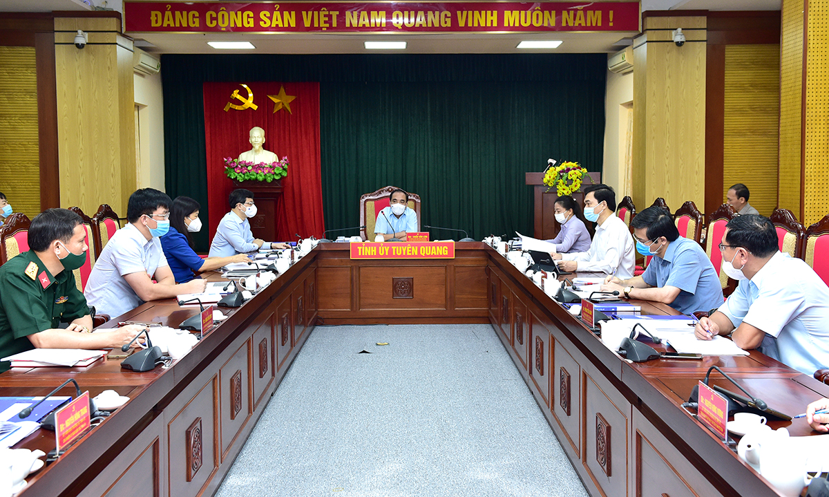 Đồng chí Chẩu Văn Lâm Bí thư Tỉnh ủy Tuyên Quang chủ trì hội nghị.