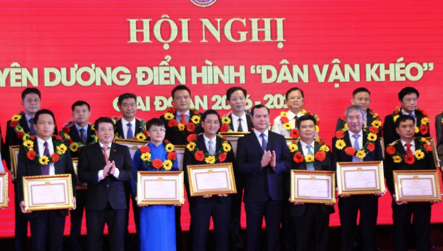 46 tập thể và 25 cá nhân vinh dự nhận Bằng khen của Đảng ủy Khối Doanh nghiệp Trung ương.