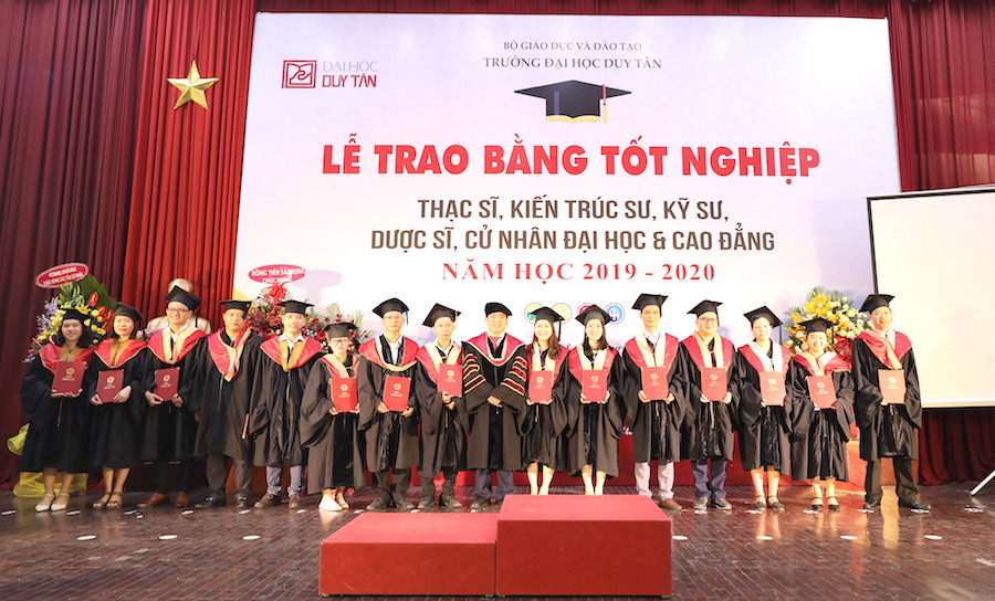 Ngoài việc đào tạo và cung cấp nguồn nhân lực cho xã hội, nhiều đảng viên là sinh viên tại  trường Đại học Duy Tân sau khi ra trường đã phát huy tốt vai trò của mình đối với công việc được giao.