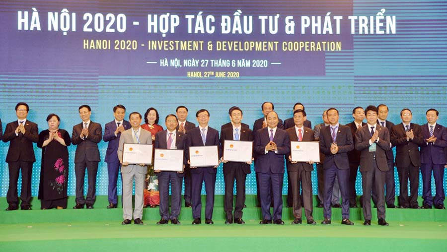 Thủ tướng Chính phủ trao chứng nhận đầu tư cho các dự án tại Hội nghị ''Hà Nội 2020 - Hợp tác đầu tư và phát triển''.