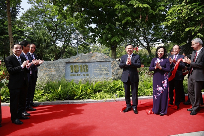 Các đồng chí lãnh đạo thực hiện nghi thức gắn biển công trình tại vườn hoa gần Đền Ngọc Sơn.