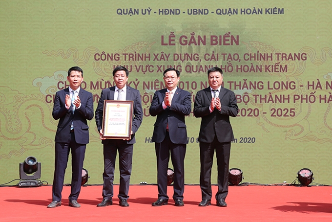 Bí thư Thành ủy Hà Nội Vương Đình Huệ trao bằng công nhận công trình chào mừng kỷ niệm
