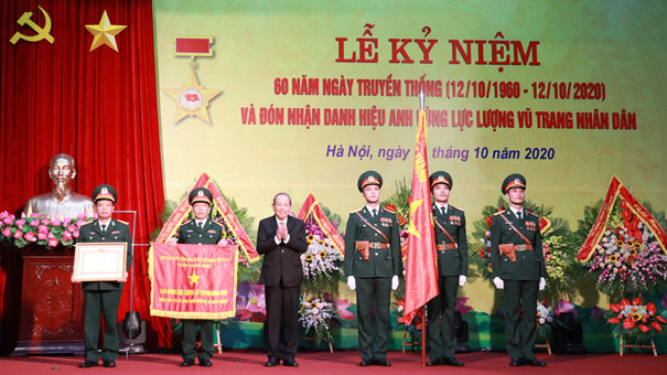 Phó Thủ tướng Thường trực Chính phủ Trương Hòa Bình trao danh hiệu Anh hùng LLVT Nhân dân cho Viện KHCN quân sự