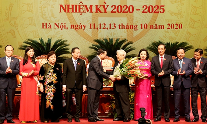 Đoàn Chủ tịch Đại hội tặng hoa Tổng Bí thư, Chủ tịch nước Nguyễn Phú Trọng.
