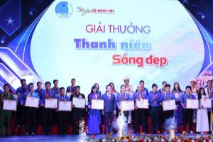 84 thanh niên tiêu biểu nhận giải thưởng “15 tháng 10” và “Thanh niên sống đẹp”