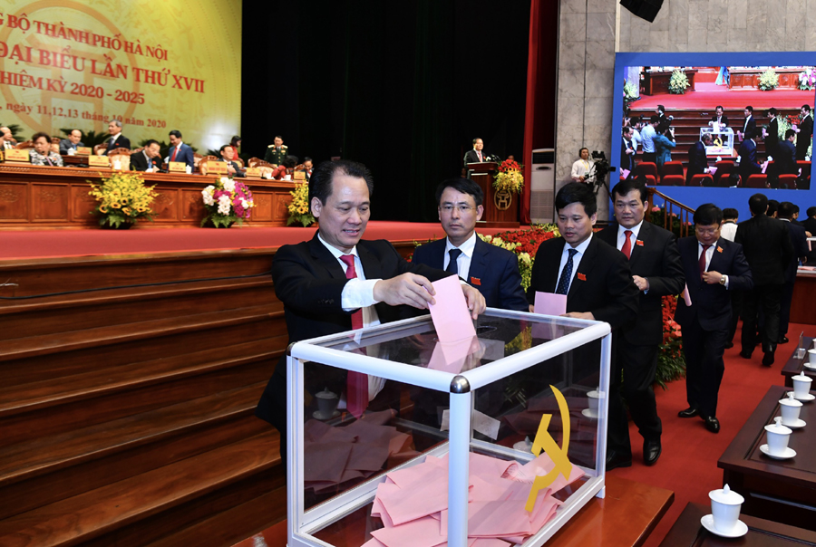 Các đại biểu bỏ phiếu bầu Ban Chấp hành Đảng bộ thành phố Hà Nội khóa XVII.