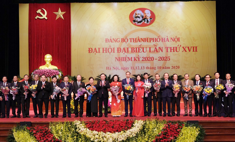 Các đồng chí Thường trực Thành ủy Hà Nội khóa XVII tặng hoa cảm ơn các đồng chí Thành ủy viên khóa XVI không tái cử.