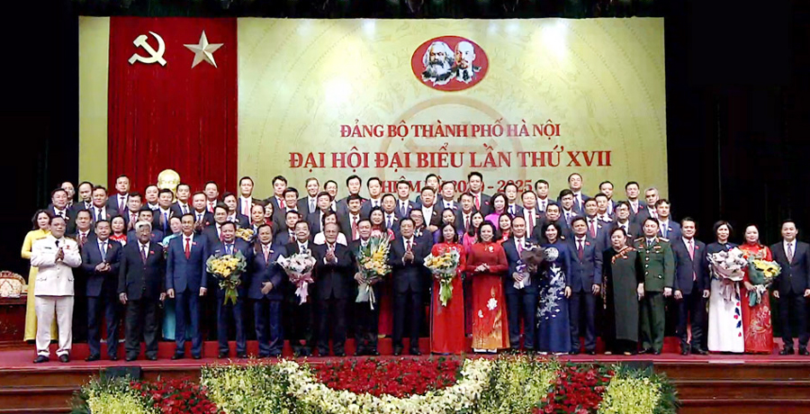 Ban Chấp hành Đảng bộ Thành phố Hà Nội khóa XVII, nhiệm kỳ 2020 - 2025 gồm 71 đồng chí đã chính thức ra mắt Đại hội.