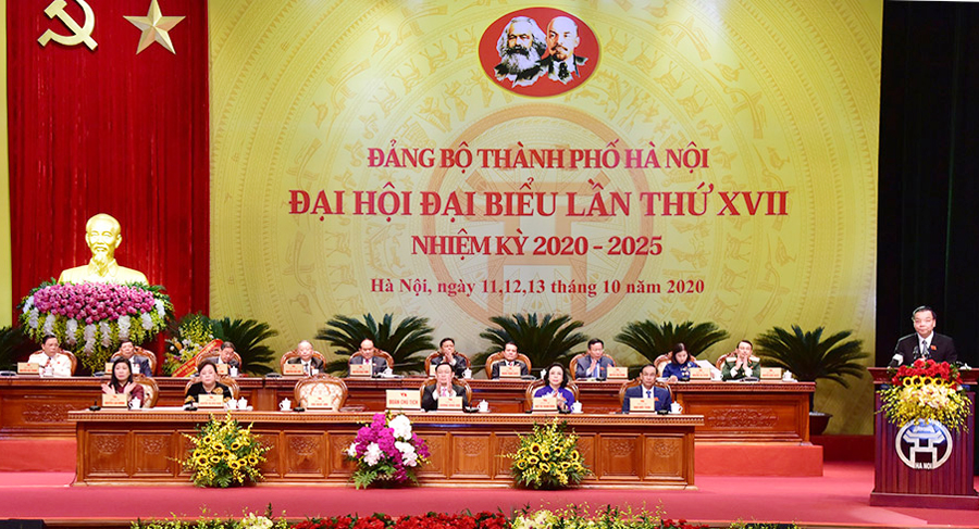Ủy viên Trung ương Đảng, Phó Bí thư Thành ủy, Chủ tịch UBND TP Hà Nội Chu Ngọc Anh báo cáo kết quả Hội nghị lần thứ nhất Ban Chấp hành Đảng bộ TP Hà Nội khóa XVII.
