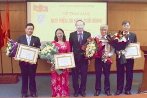 4 đảng viên Bộ TN&MT vinh dự đón nhận Huy hiệu 30 năm tuổi Đảng