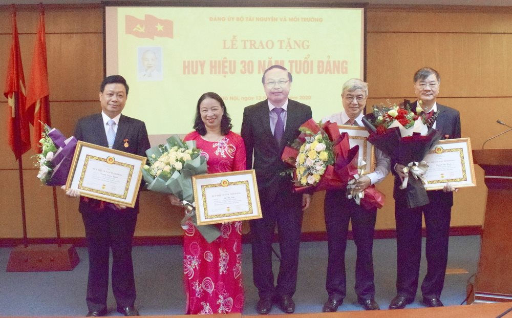 Thứ trưởng Lê Công Thành trao Huy hiệu 30 tuổi Đảng cho 4 đồng chí trực thuộc Đảng bộ Bộ TN&MT.