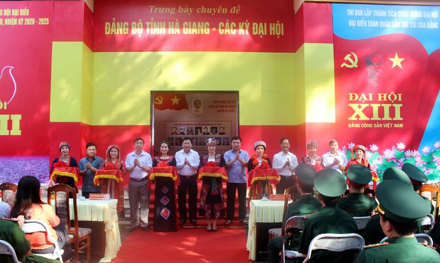 Các đại biểu cắt băng khai trương triển lãm chuyên đề “Đảng bộ tỉnh Hà Giang – các kỳ Đại hội”. Ảnh: Hoàng Yến