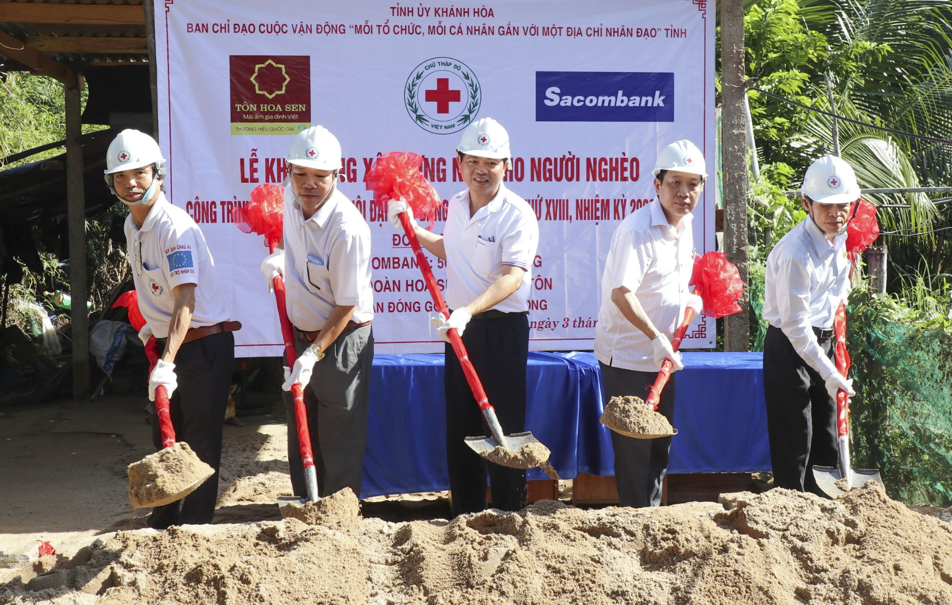 chức Lễ khởi công xây dựng 10 căn nhà cho người nghèo tại huyện Vạn Ninh, tỉnh Khánh Hòa. (Ảnh: Thành Nam)