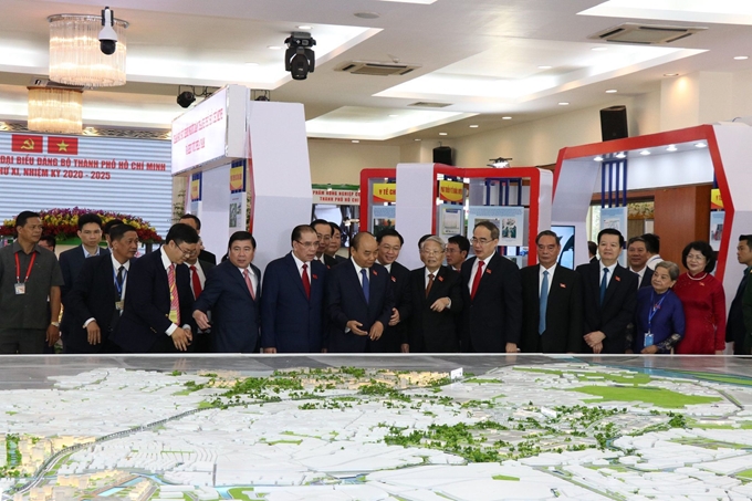 Thủ tướng Chính phủ Nguyễn Xuân Phúc cùng các đại biểu tham quan khu vực Triển lãm tại Đại hội