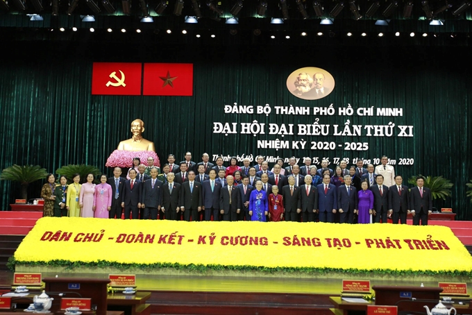 Thủ tướng Chính phủ Nguyễn Xuân Phúc cùng các đại biểu chụp ảnh lưu niệm.