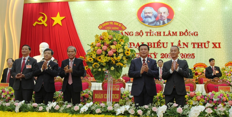 Đồng chí Nguyễn Xuân Thắng tặng lãng hoa chúc mừng Đại hội