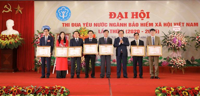 Ghi nhận những kết quả phong trào thi đua của ngành BHXH Việt Nam 5 năm qua, nhiều tập thể, cá nhân của Ngành đã được Đảng, Nhà nước, Thủ tướng Chính phủ khen thưởng. (Ảnh: ĐT)
