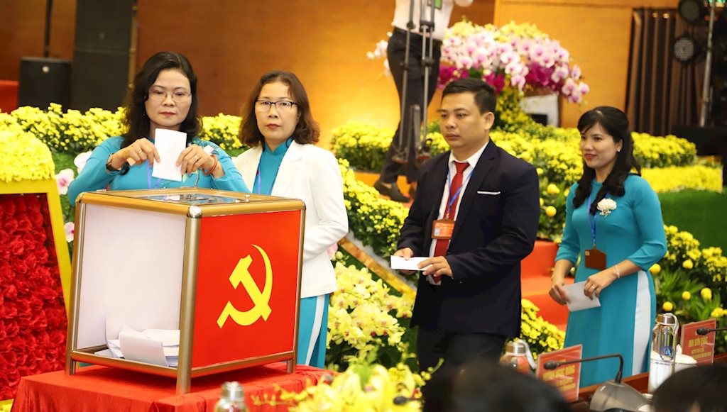 Đại biểu bỏ phiếu bầu Ban Chấp hành Đảng bộ tỉnh Bình Dương khóa XI.