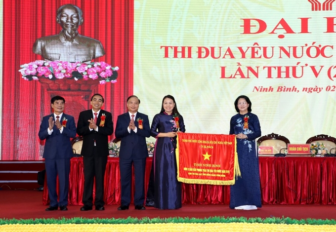 Phó Chủ tịch nước Đặng Thị Ngọc Thịnh tặng Cờ thi đua của Chính phủ cho tỉnh Ninh Bình.