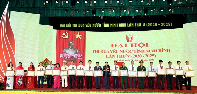 Đồng chí Bí thư Tỉnh ủy Ninh Bình Nguyễn Thị Thu Hà khen thưởng các tập thể, cá nhân tiêu biểu.