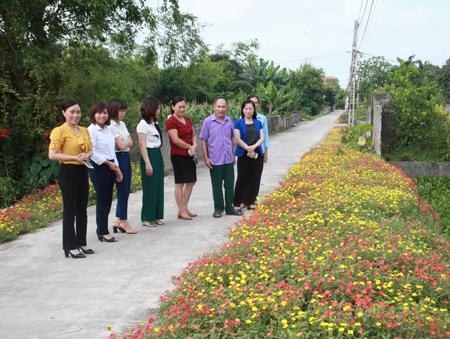 Mô hình đường hoa của Hội phụ nữ xã Khánh Cường, huyện Yên Khánh, làm sạch đẹp môi trường trong phong trào xây dựng nông thôn mới.