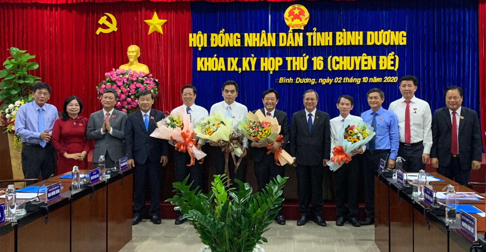 Lãnh đạo tỉnh Bình Dương tặng hoa chúc mừng đồng chí Nguyễn Hoàng Thao và các Ủy viên UBND tỉnh khóa IX, nhiệm kỳ 2016-2021. Ảnh: Xuân Thi