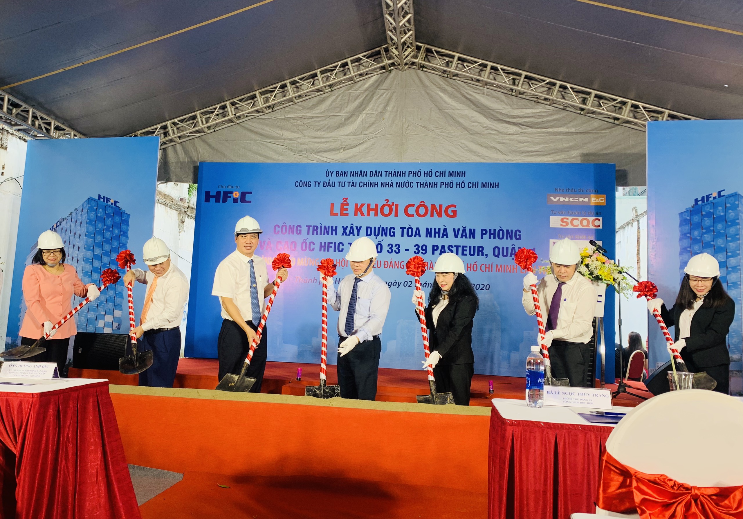 Phó Chủ tịch UBND TP Hồ Chí Minh Dương Anh Đức và các đại biểu thực hiện nghi thức động thổ công trình.