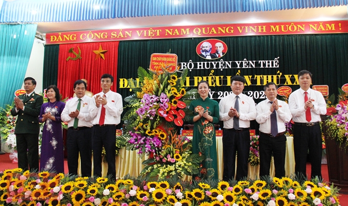 Phó Bí thư Thường trực Tỉnh ủy Lê Thị Thu Hồng tặng hoa chúc mừng Đại hội. (Ảnh: Hoàng Hà)