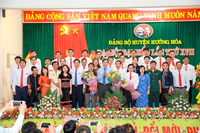 Ban Chấp hành Đảng bộ huyện Hướng Hóa lần thứ XVII, nhiệm kỳ 2020 - 2025 ra mắt Đại hội (Ảnh: Đình Phục).
