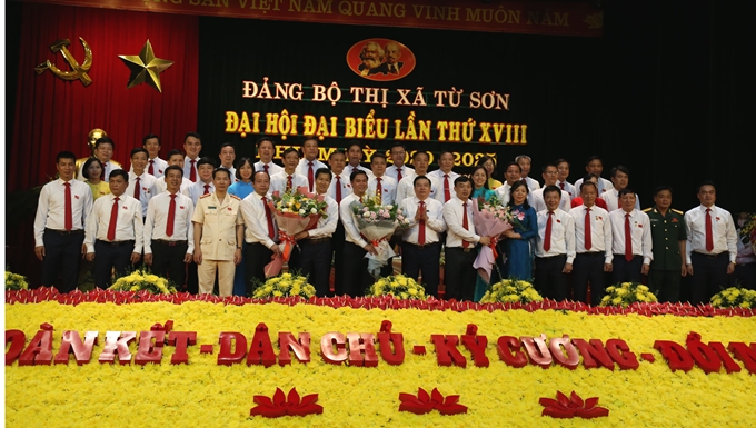 Lãnh đạo tỉnh tặng hoa chúc mừng Ban Chấp hành Đảng bộ Thị xã Từ Sơn nhiệm kỳ 2020 - 2025 (Ảnh: Huệ Lương)