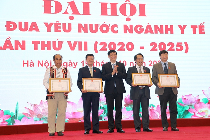 Quyền Bộ trưởng Bộ Y tế Nguyễn Thanh Long trao Bằng khen của Bộ trưởng Bộ Y tế cho các cá nhân tiêu biểu trong phong trào thi đua yêu nước của ngành Y tế. (Ảnh: ĐT)