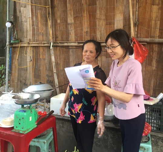 Chị Trần Thị Minh Thịnh tích cực tư vấn, vận động người dân tham gia BHXH tự nguyện tại địa bàn. (Ảnh: TL)