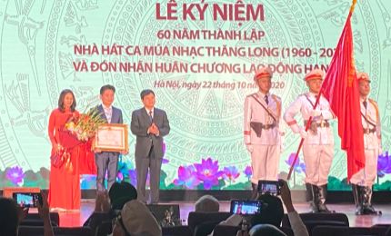 Nhà hát Ca múa nhạc Thăng Long đón nhận Huân chương Lao động hạng Ba