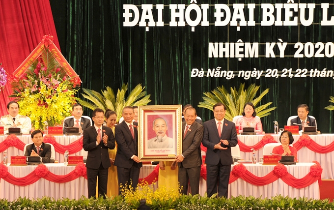 Phó Thủ tướng Thường trực Trương Hoà Bình trao tặng bức chân dung Chủ tịch Hồ Chí Minh cho đại diện lãnh đạo Thành uỷ Đà Nẵng (ảnh: Đình Tăng).
