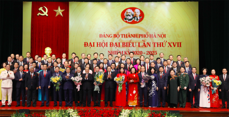 Ban Chấp hành đảng bộ Hà Nội khóa XVII nhiệm kỳ 2020-2025 ra mắt tại Đại hội Đảng bộ thành phố Hà Nội.  (Ảnh: TA)