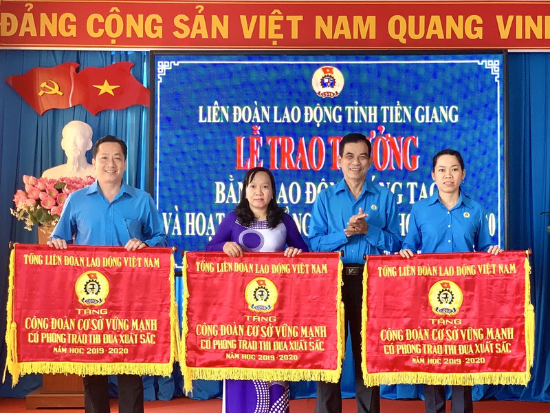 Ông Trương Văn Hiền trao tặng cờ thi đua cho 3 đơn vị có phong trào thi đua xuất sắc. (Ảnh: Anh Như)