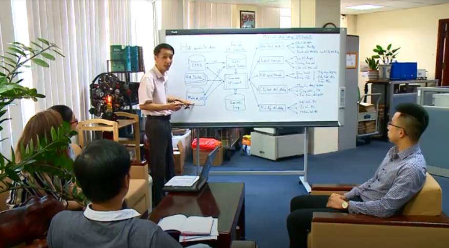 Anh Nguyễn Quang Hưng chia sẻ với phóng viên về hiệu quả, ứng dụng phần mềm tra cứu IP-Search. (Ảnh: Bích Liên)