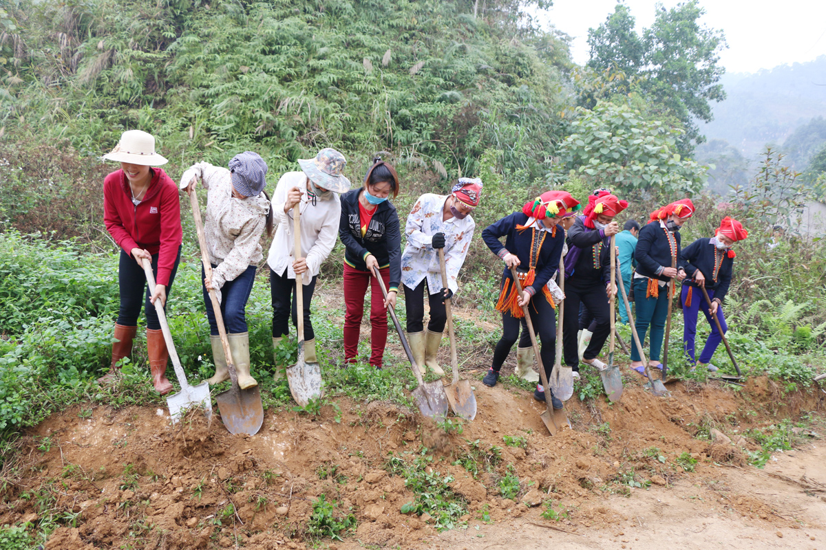 Huy động sức dân trong xây dựng nông thôn mới tại huyện Bảo Thắng (Ảnh: MD)