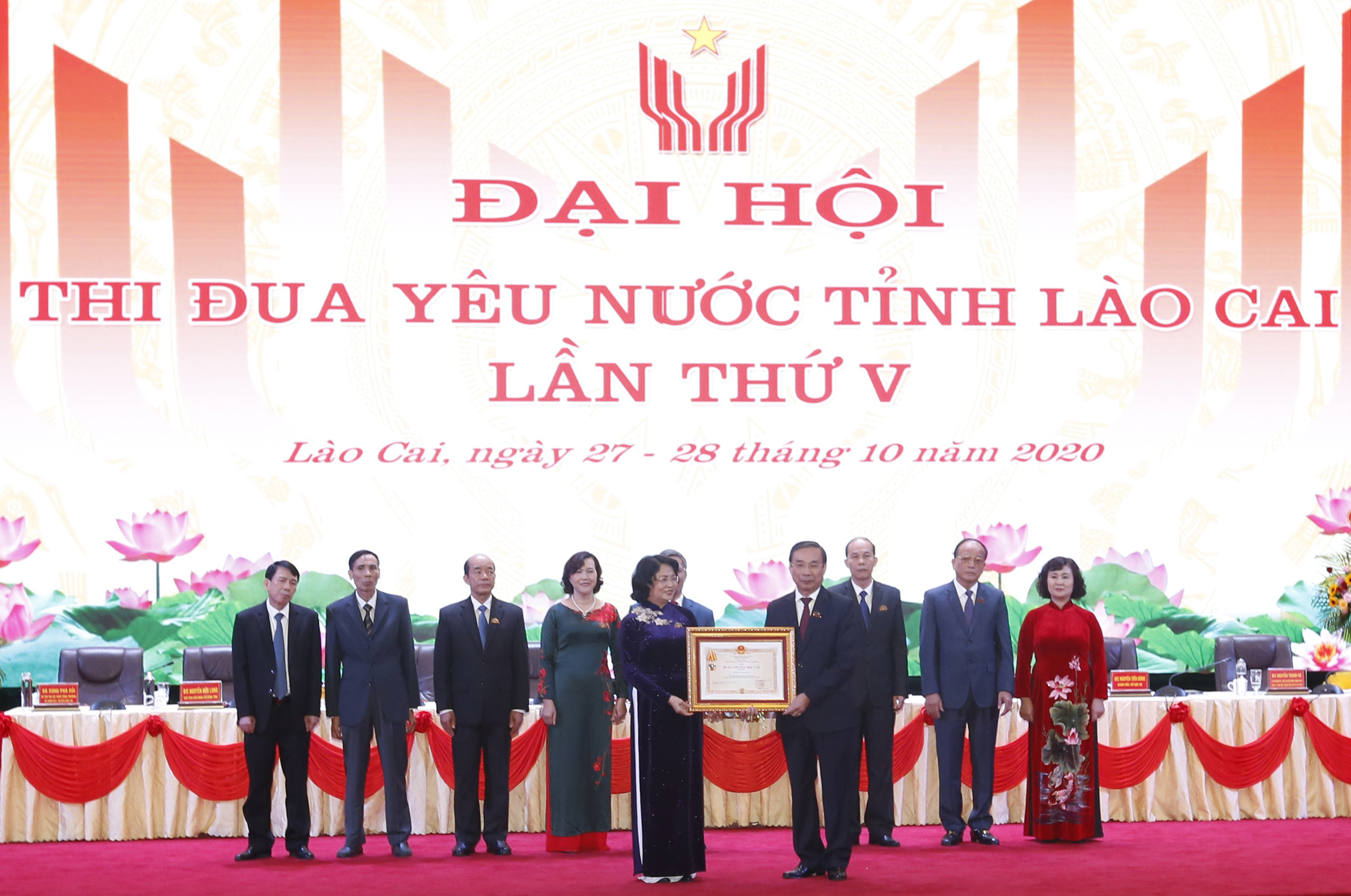 Phó Chủ tịch nước Đặng Thị Ngọc Thịnh trao Huân chương Độc lập hạng Ba cho Sở Nội vụ Lào Cai tại Đại hội Thi đua yêu nước tỉnh Lào Cai lần thứ V (Ảnh: ĐP)