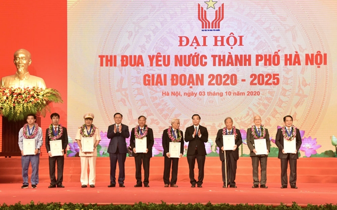 Bí thư Thành ủy Hà Nội Vương Đình Huệ và Chủ tịch UBND TP Hà Nội Chu Ngọc Anh trao danh hiệu 