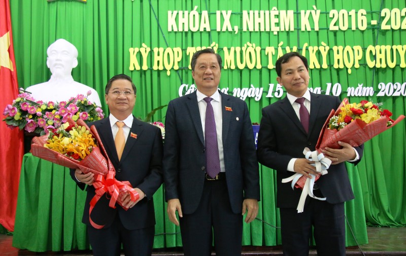 Lãnh đạo HĐND TP Cần Thơ tặng hoa chúc mừng đồng chí Trần Việt Trường (bên trái) được bầu giữ chức Chủ tịch UBND TP Cần Thơ. (Ảnh:nhandan.com.vn)