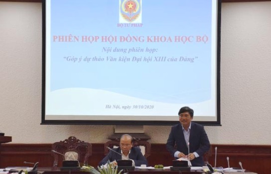 Viện trưởng Viện Khoa học pháp lý Nguyễn Văn Cương phát biểu tại Phiên họp. Ảnh: TH.