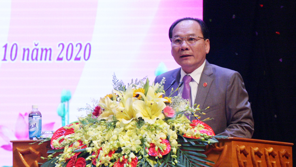Chủ tịch Ủy ban MTTQ tỉnh Trần Công Thắng phát biểu tại buổi gặp mặt. (Ảnh: BG)