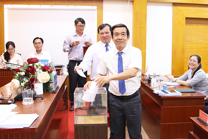 Thường trực HĐND TP. Nha Trang bỏ phiếu bầu bổ sung Phó Chủ tịch UBND thành phố. (Ảnh: N.D)