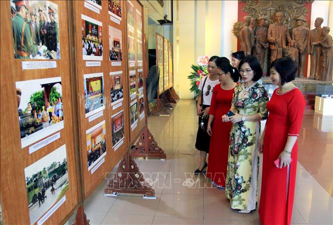 Các đại biểu tham quan trưng bày chuyên đề “Đảng bộ và Nhân dân Thái Bình - những mốc son lịch sử”. Ảnh: TTXVN