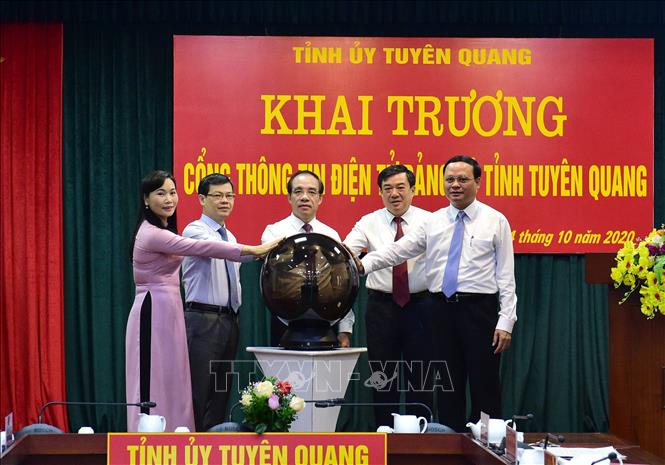 Bí thư Tỉnh ủy Tuyên Quang Chẩu Văn Lâm (giữa) và các đại biểu khai trương Cổng thông tin điện tỉnh Đảng bộ tỉnh Tuyên Quang. Nguồn ảnh: TTXVN